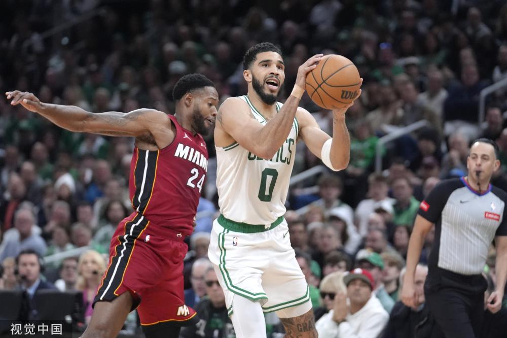 防守球员追 防守球员追